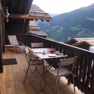 Square balcon vue village